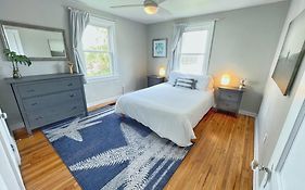 Seas The Day - 4 Blocks To The Beach, Restaurant, And Bar District - Great Deck And Outdoor Space!!